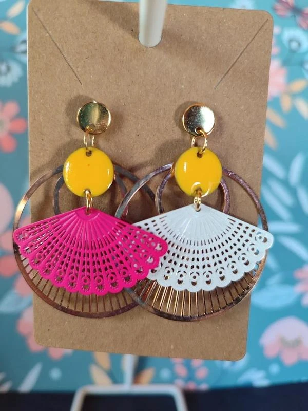 boucles d'oreilles légères colorées